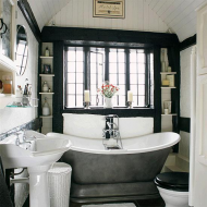 Ванная комната с окнами в классическом стиле