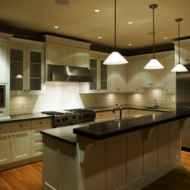 Светлый кухонный гарнитур с мягким освещением