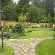 Дорожки на приусадебных участках, лучше делать извилистой формы Дорожки на приусадебных участках, лучше делать извилистой формы