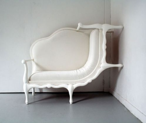 Дизайнеру в фантазии не откажешь: Белое кресло в почти классическом стиле:)