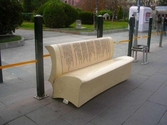 Необычные скамейки в Стамбуле оформлены в виде книг.