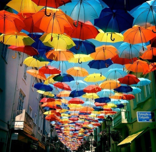 Красочный навес из зонтов в Португалии