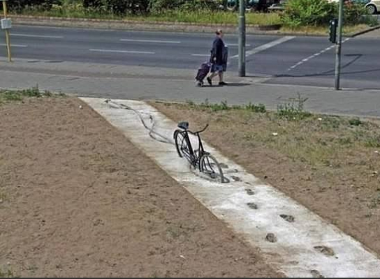 Велосипед в бетоне