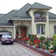 Дом с крышей из металлочерепицы