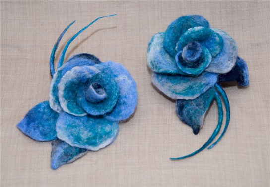 Синие розочки из войлока Синие розочки из войлока