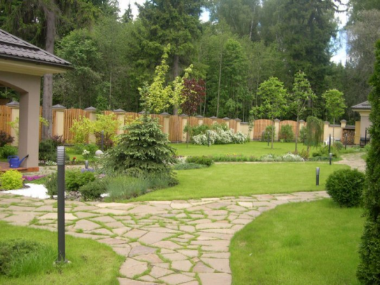 Дорожки на приусадебных участках, лучше делать извилистой формы Дорожки на приусадебных участках, лучше делать извилистой формы