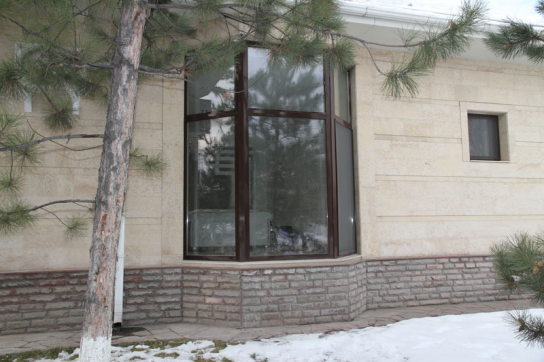 Деревянные окна с алюминиевой облицовкой Деревянные окна с алюминиевой облицовкой