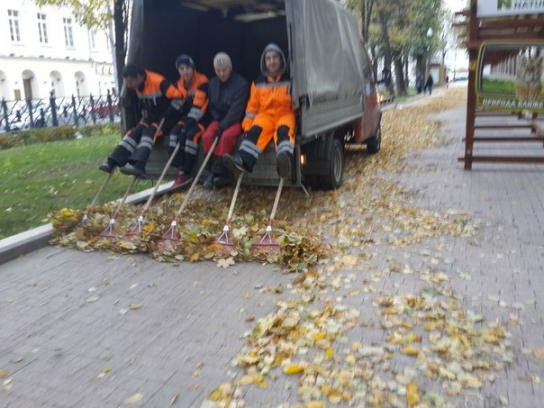 Как быстро подмести тротуар
